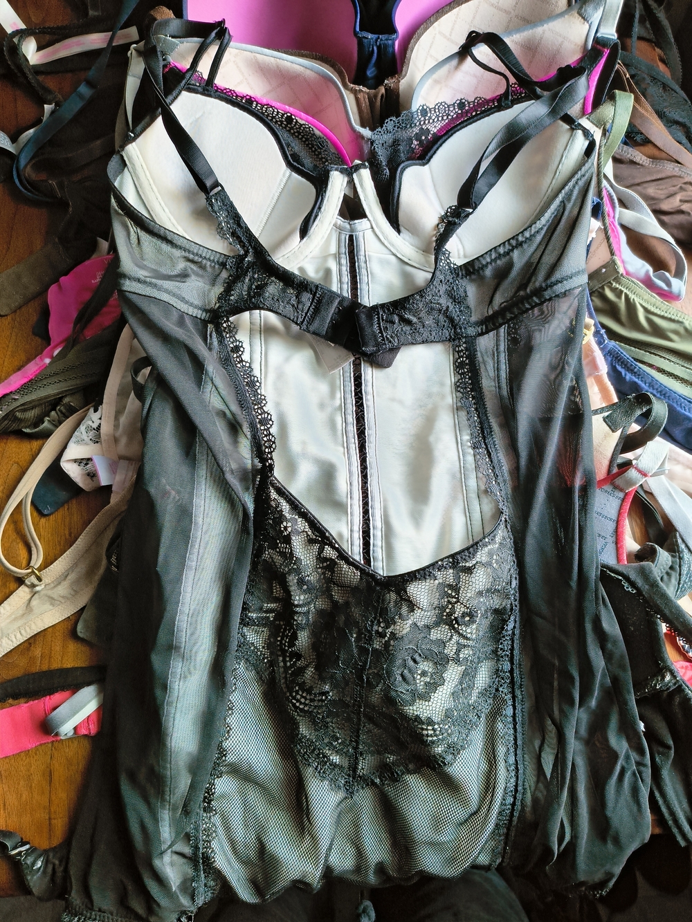 Victoria's Secret 32B Women’s Bras and Lace Bustier bundle - Picture 10 of 15